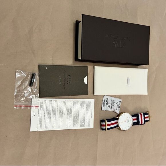 Daniels Williton woman’s watch with original case. - Picture 10 of 16